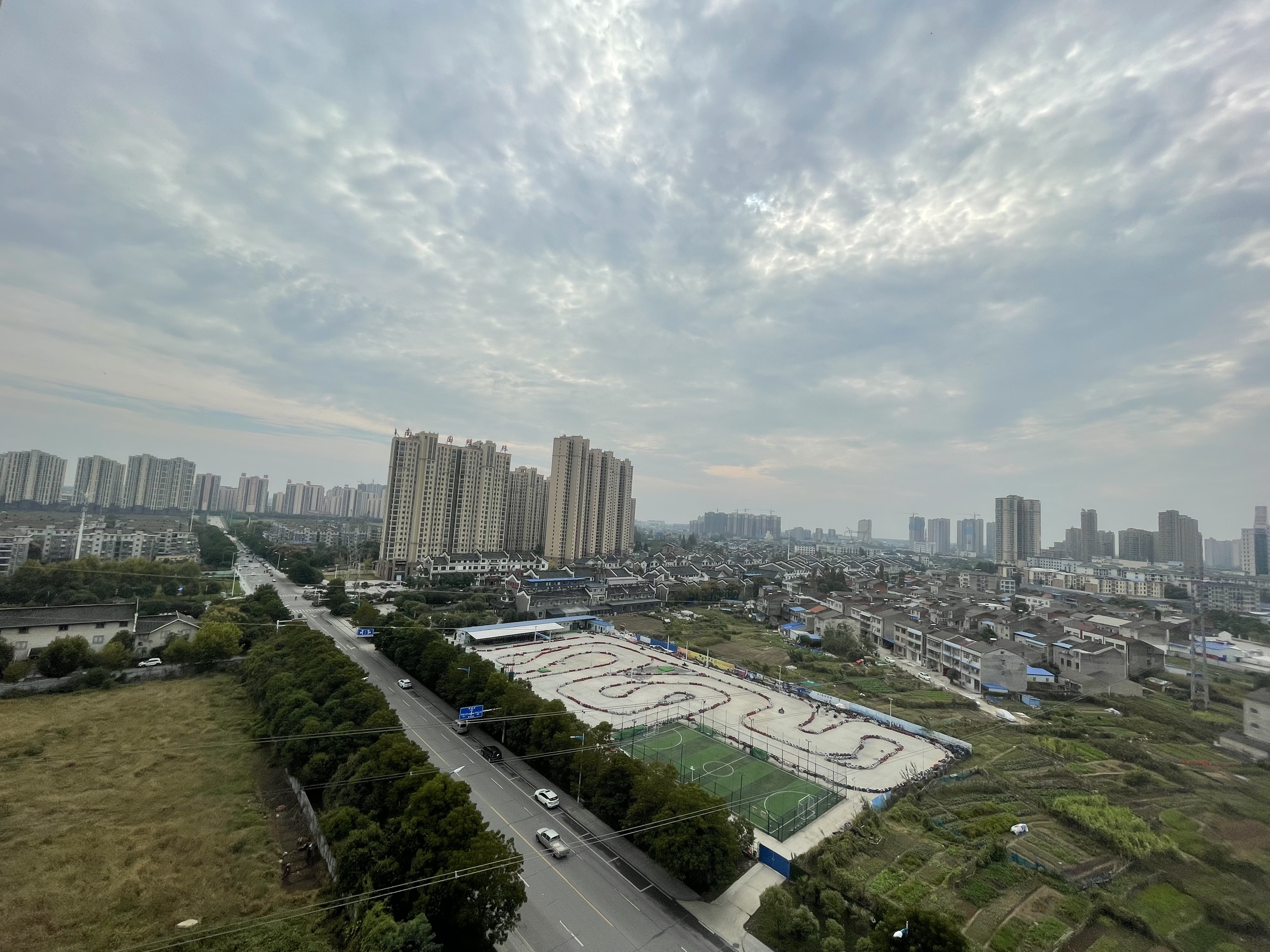 领秀城.毛坯大三房边户.南北双阳台.小区环境好.绿植环绕带车位出售