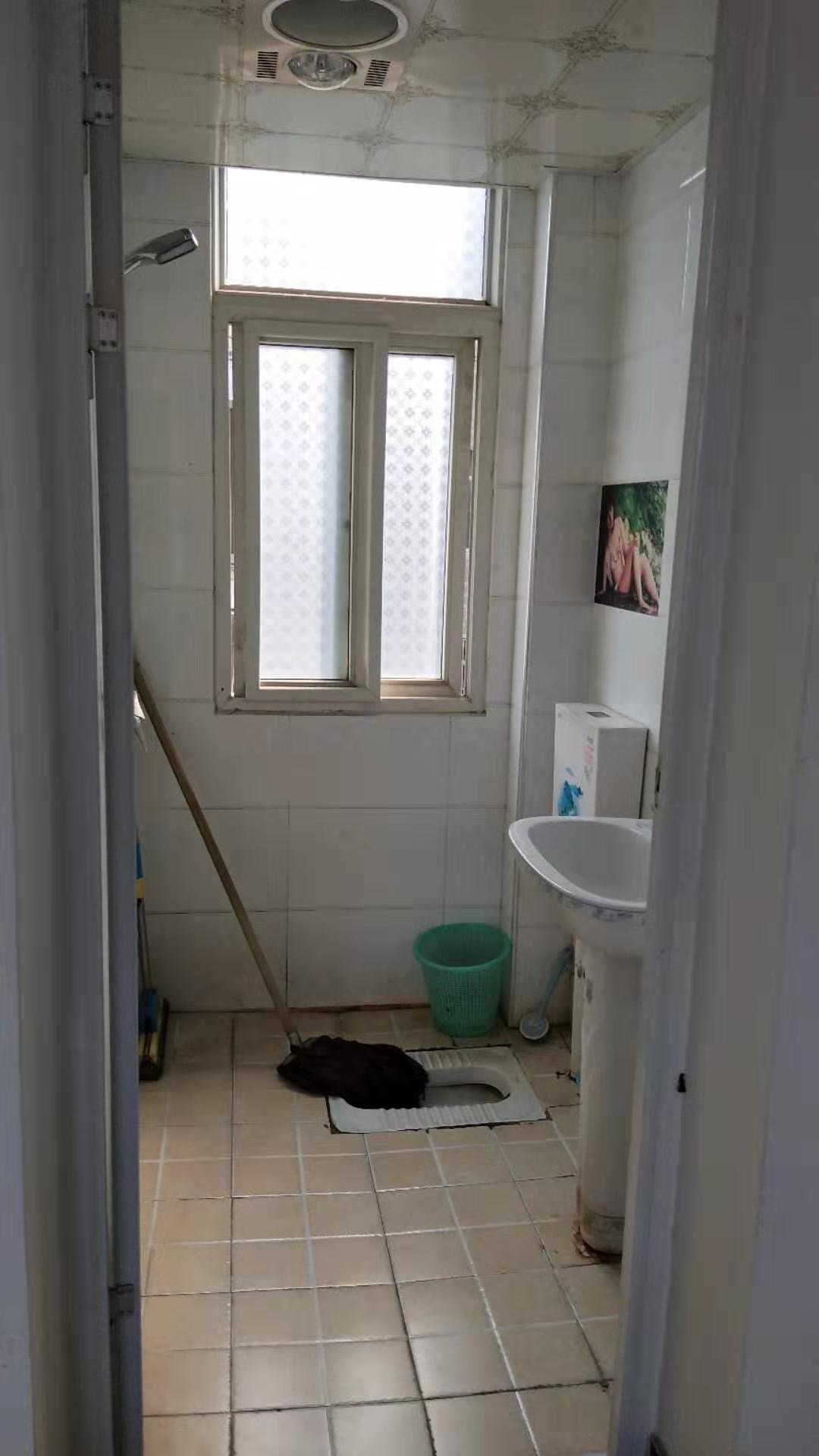 沃尔玛对面两室一厅出售