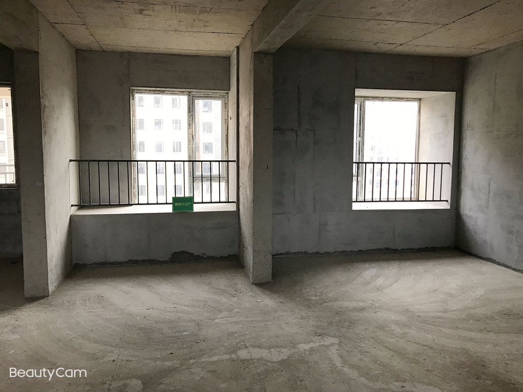 南国明珠毛坯四房，户型方正，采光好，业主诚心出售