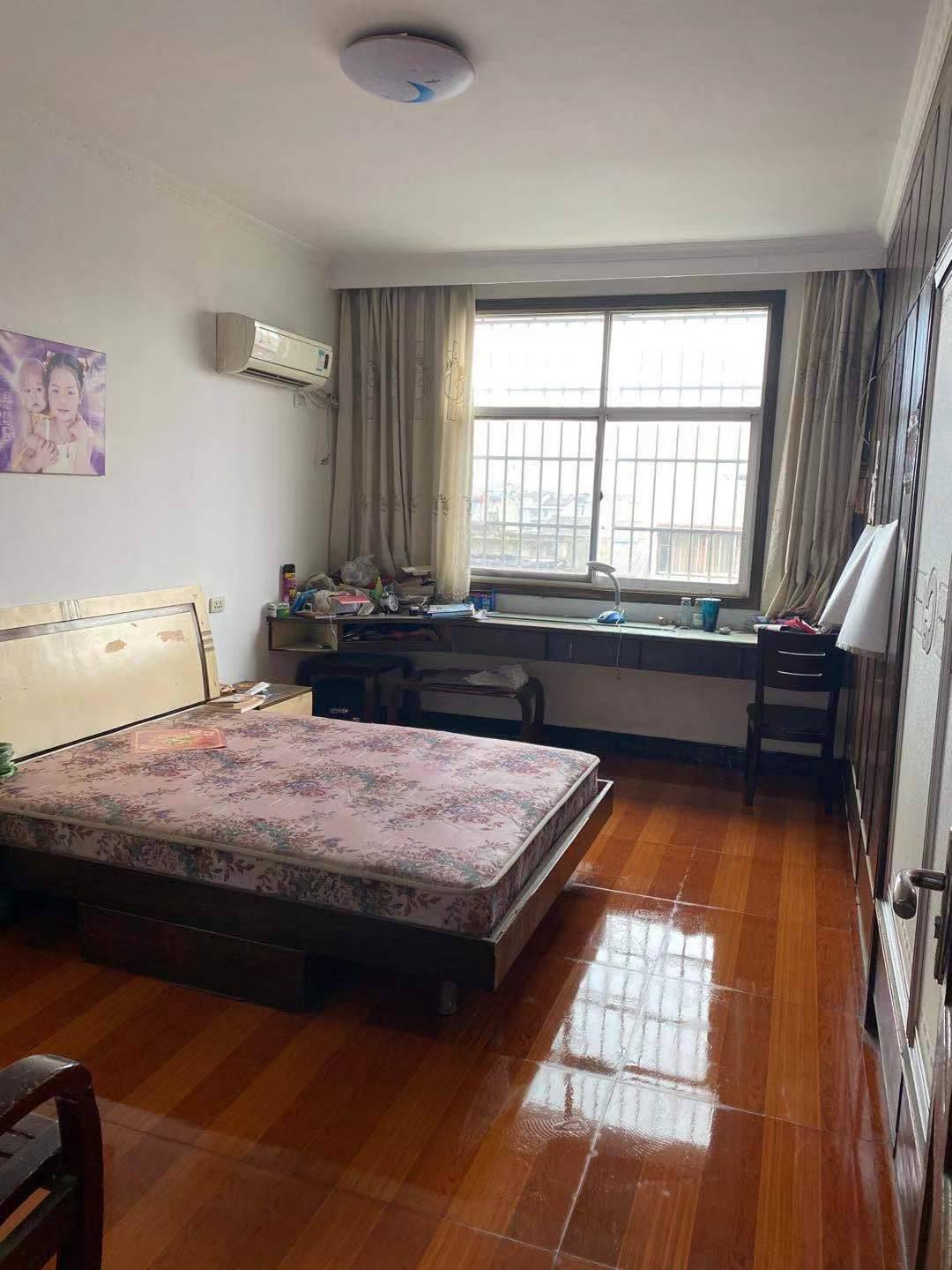 地富小区36万元104㎡3室2厅2卫，小区停车方便！