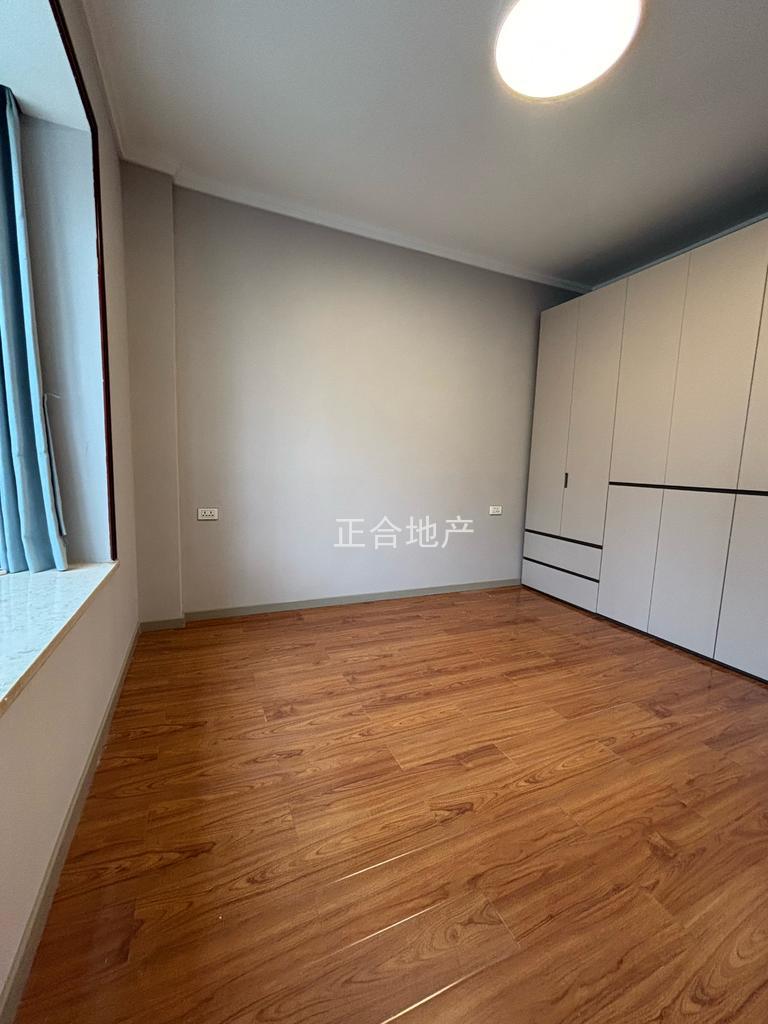 捡漏，城南，一品苑，精装三房两卫，单嫁才4300，好楼层，证满二