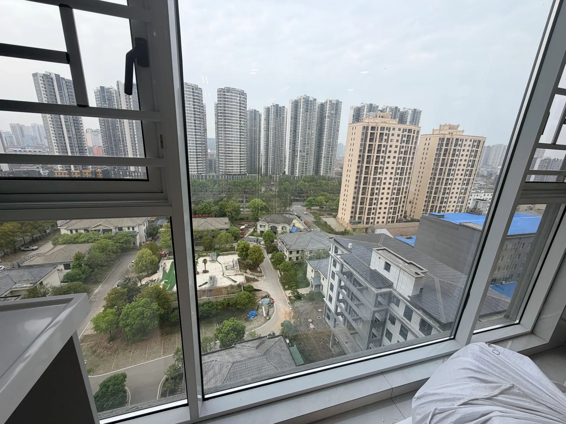 城南，天诚缘，电梯15楼，全新精装三房二卫，证满二，业主诚心出售