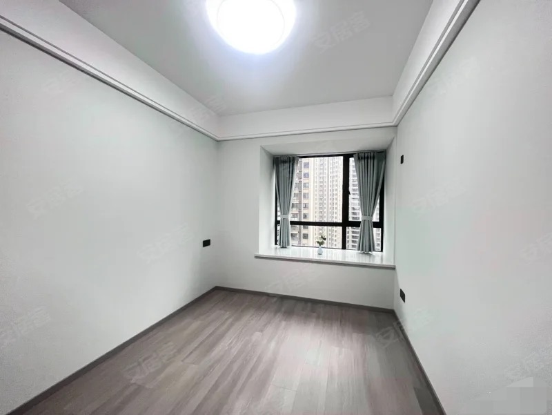 检漏，御湖世家，湖景房，电梯好楼层21楼，全新精装三房二，送车位，过户费只交契税5700