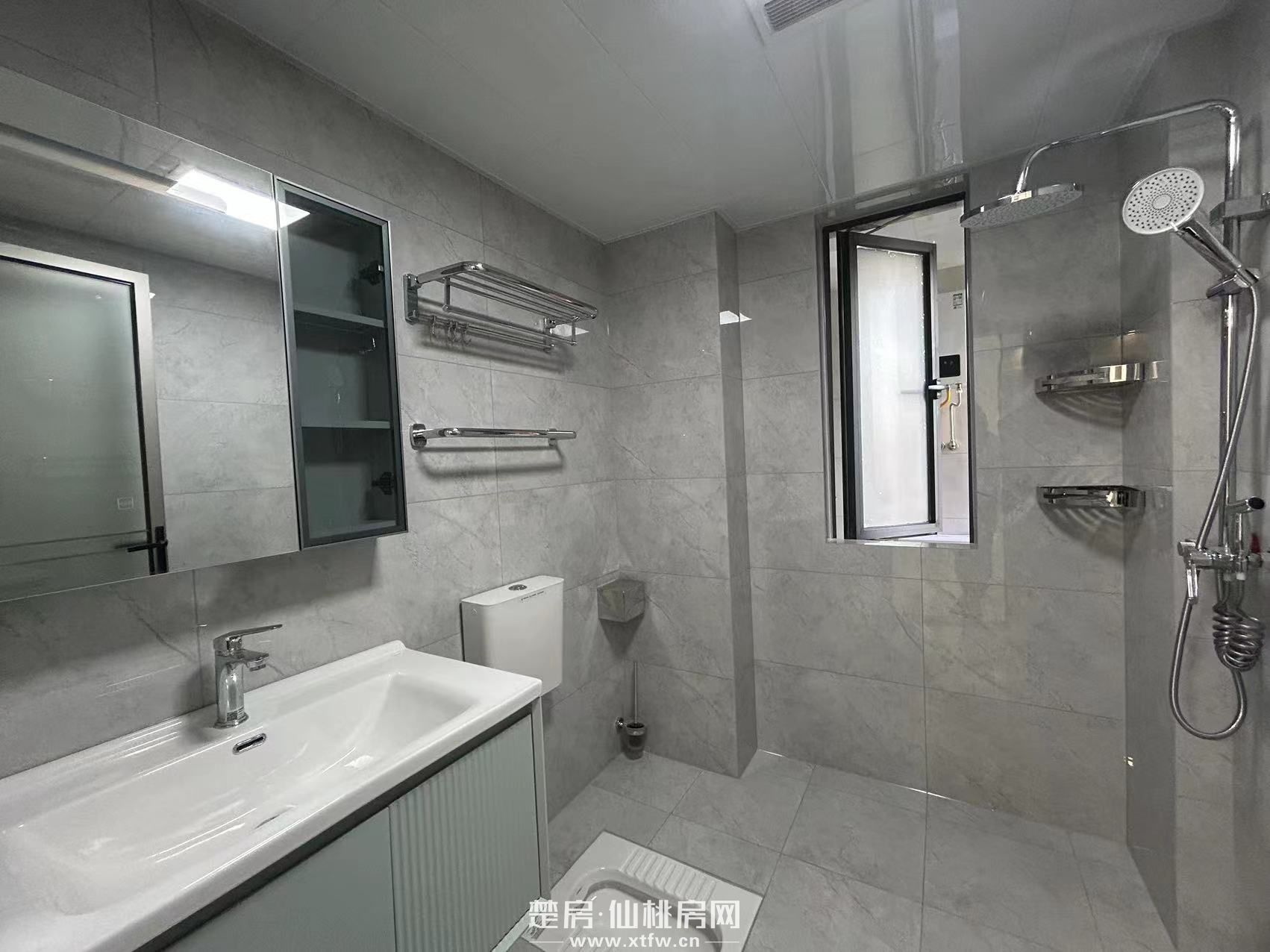 四中附近，两房精装修，视野非常好