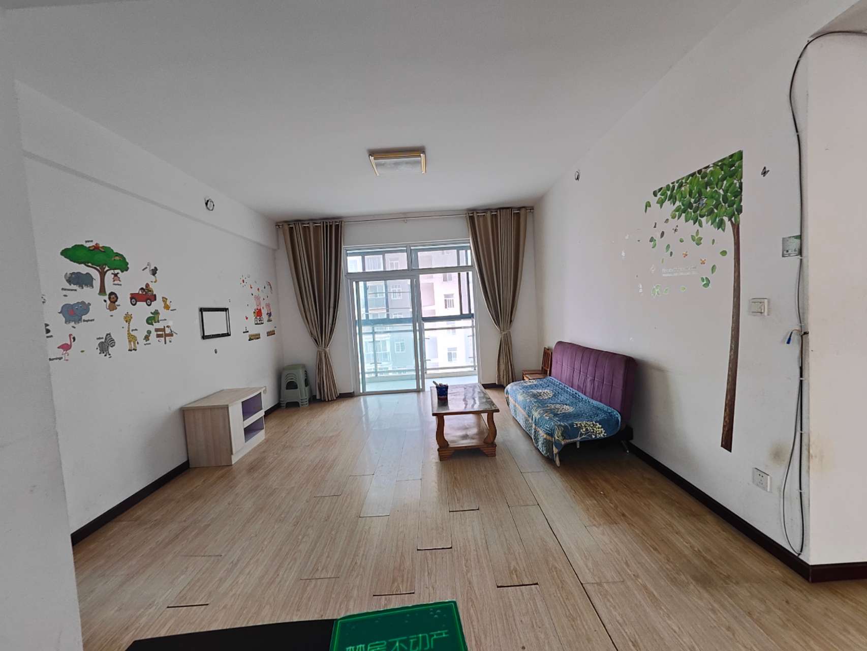 买它准没错了，东边50米三中，西边100米惠优谷幼儿园，往北300米沔小！汉江景苑小高层非常稀缺的精装三房两卫，