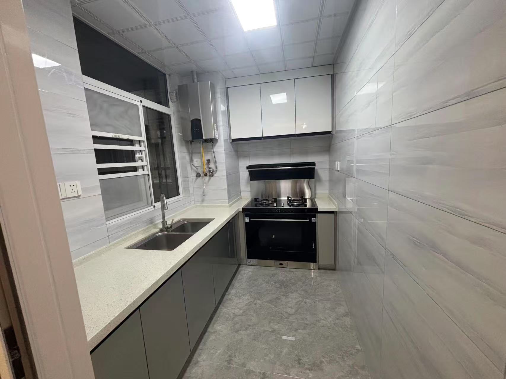 城南，沔阳公馆，全新精装三房，证满二，单价5600，诚心出售，拎包入住