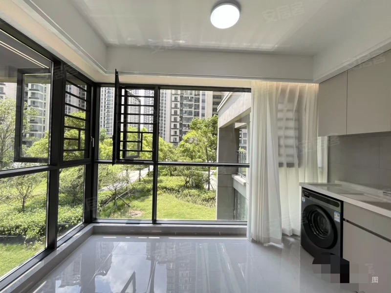 降价了，诚心出售，风和日丽，带车位，精装四房，南北双阳台，采光好