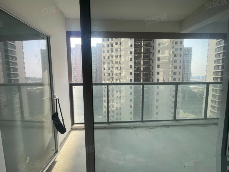 降价了，房东亏本出售，蓝天白云，买房送车位，中间好楼层，毛坯三房，证满二，