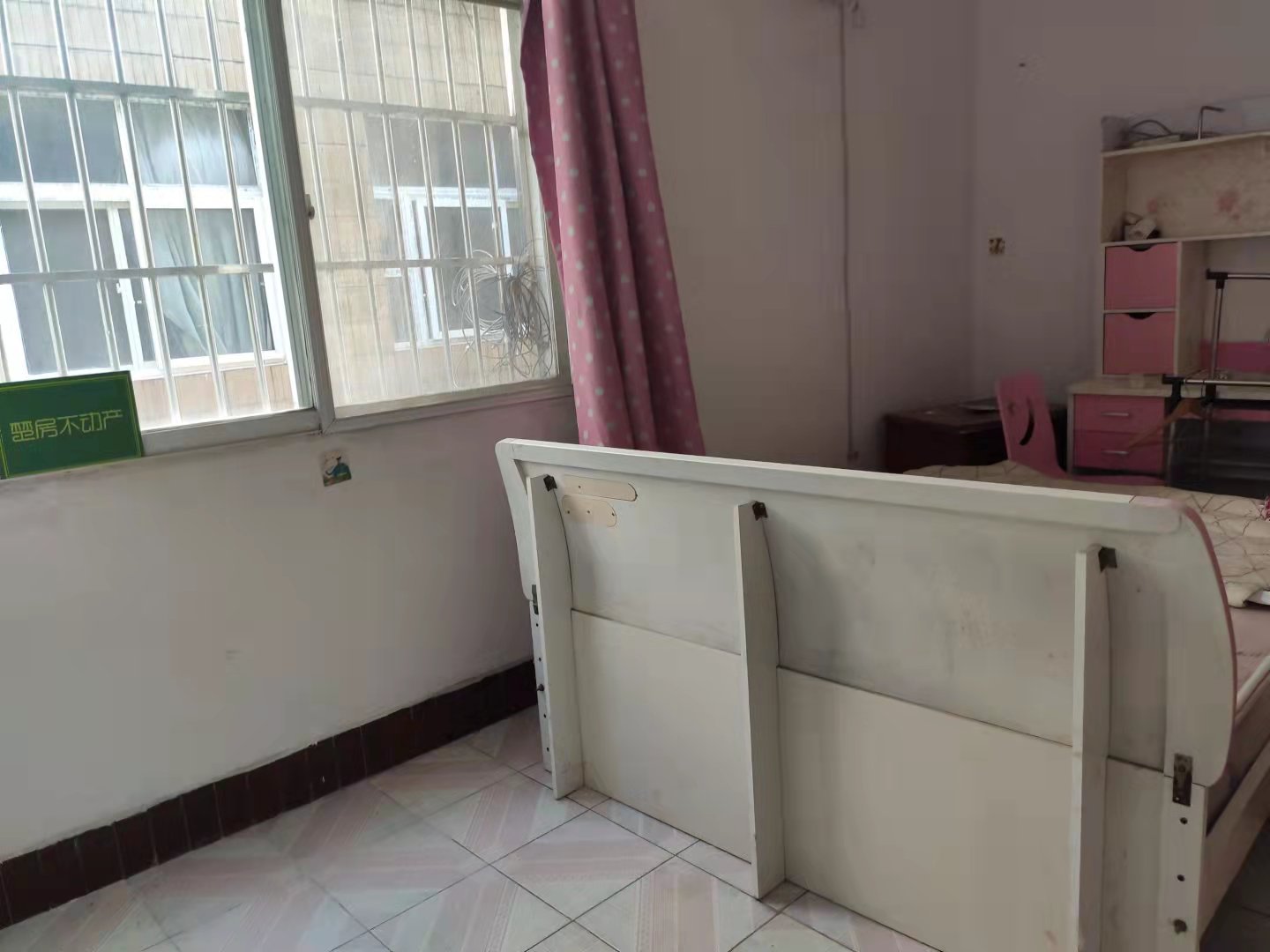 黄荆小区私房一栋两杆三层看房方便诚心出售证件齐全