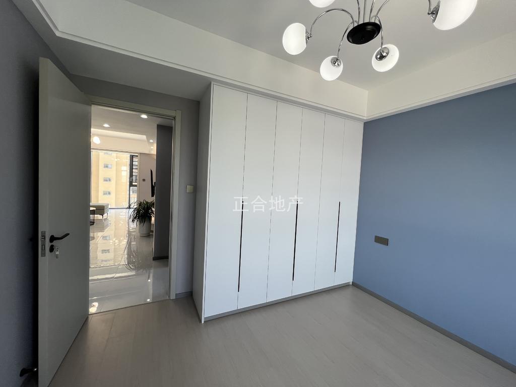 降价了，业主诚心出售，城西大盘，时代天骄，全新小高层，精装三房，一天未住，单价4900，证满二