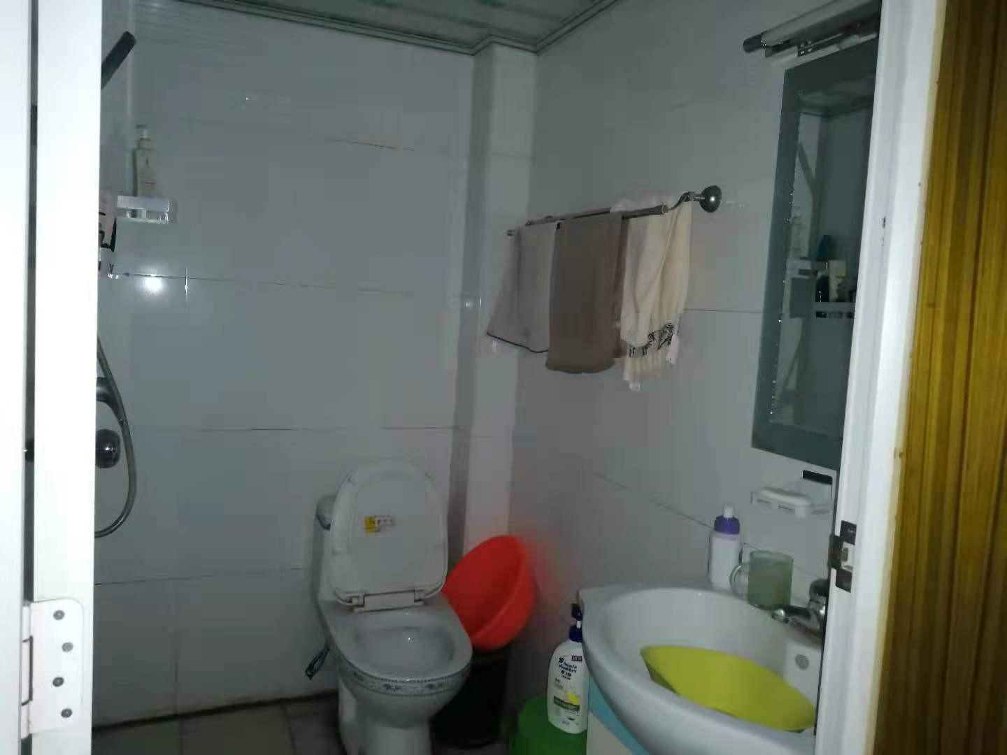 市 ,安静小区,3室2厅2卫1阳台精装,房东换房