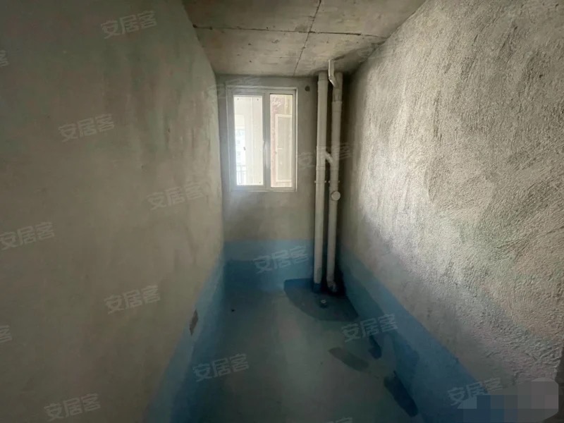 降价了，房东亏本出售，蓝天白云，买房送车位，中间好楼层，毛坯三房，证满二，