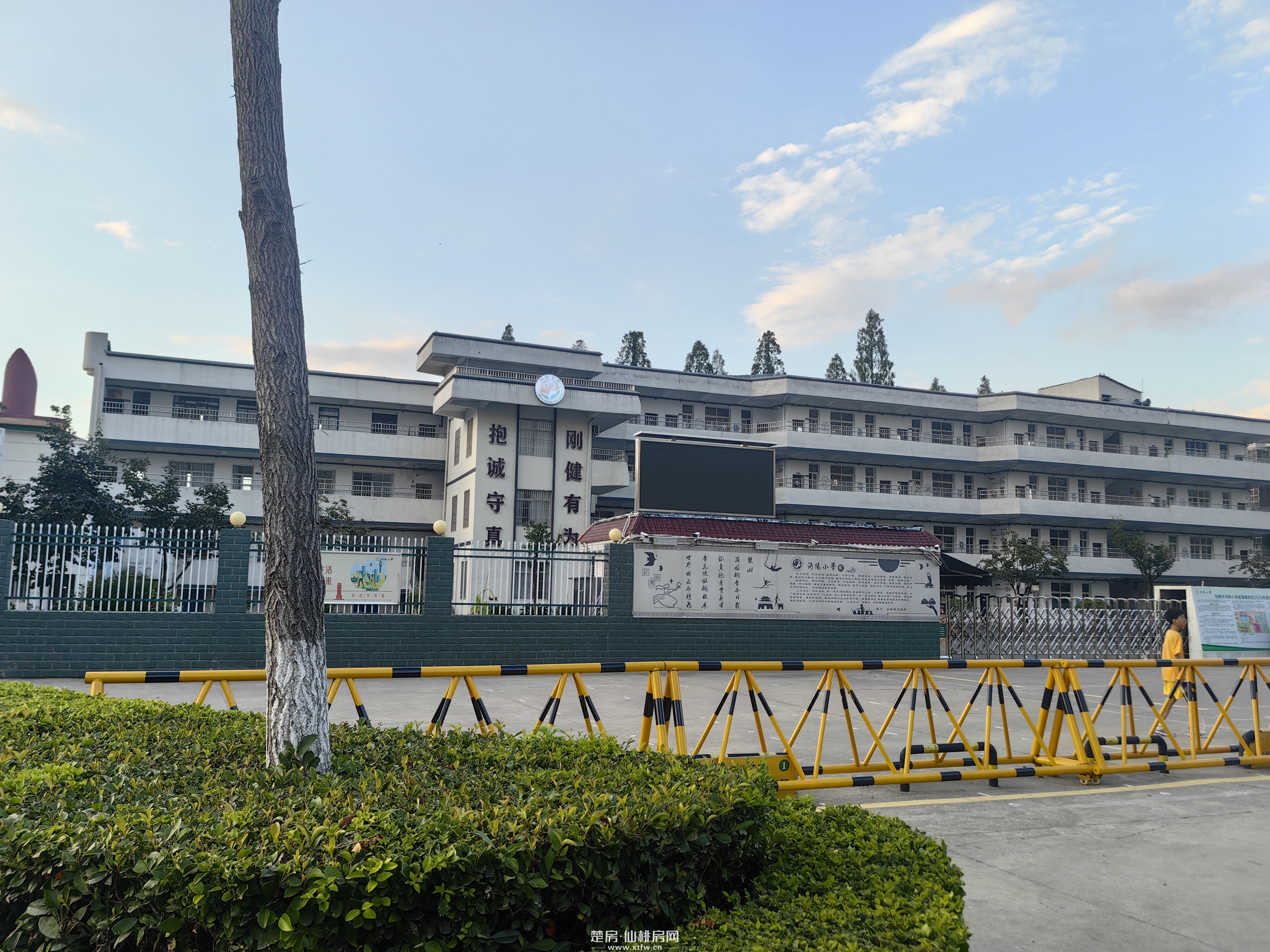 仙桃市沙嘴前通路沔小旁富锦公寓架空层便宜出售，也可租