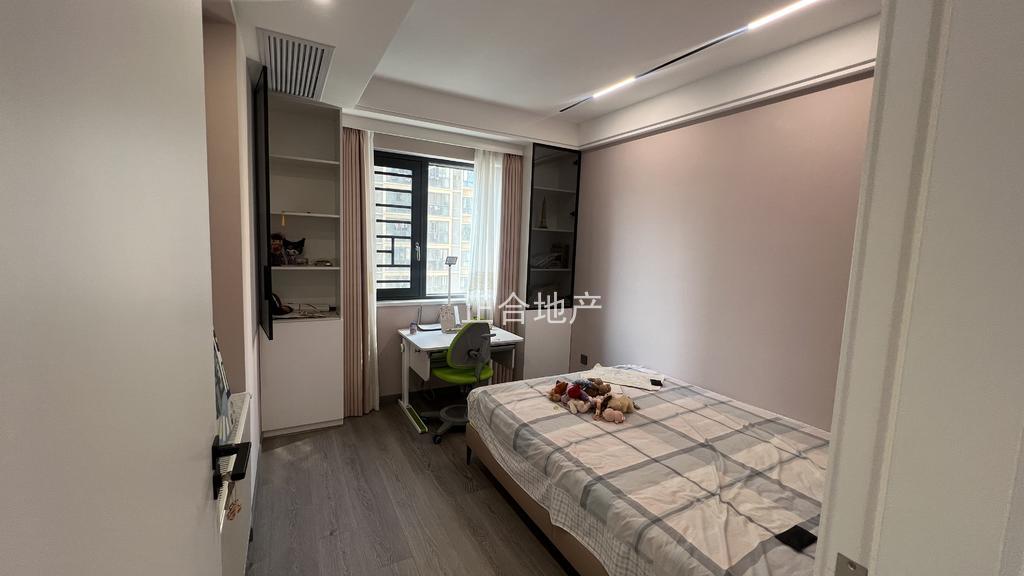 森林国际180平，精装大平层，双湖景，​电梯16楼，全新装修​坐在阳‮可台‬以海钓​