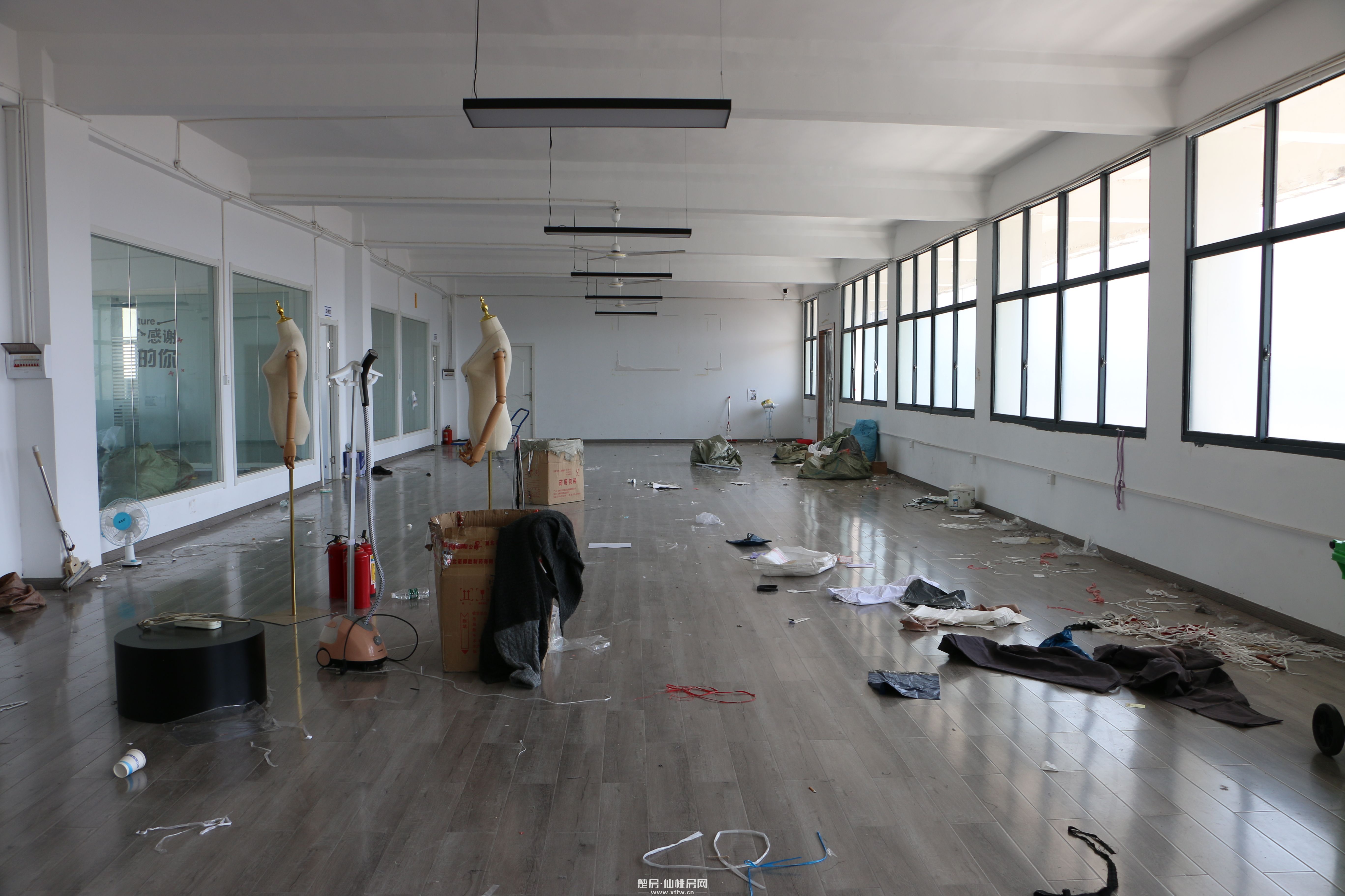 出租400平办公区沃尔玛附近天气晴产业园院内7楼