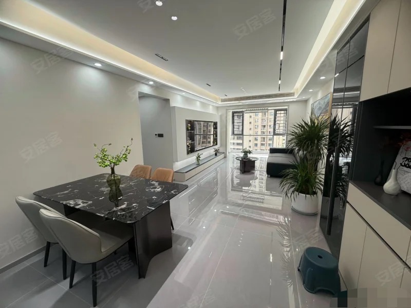 城南，沔街，御湖世家，全新精装三房两卫，湖景房，电梯7楼，老证