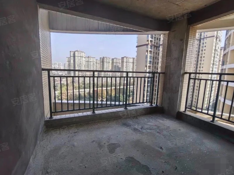 业主急售，新城壹号五期，毛坯大四房，赠送面积多，单价4500