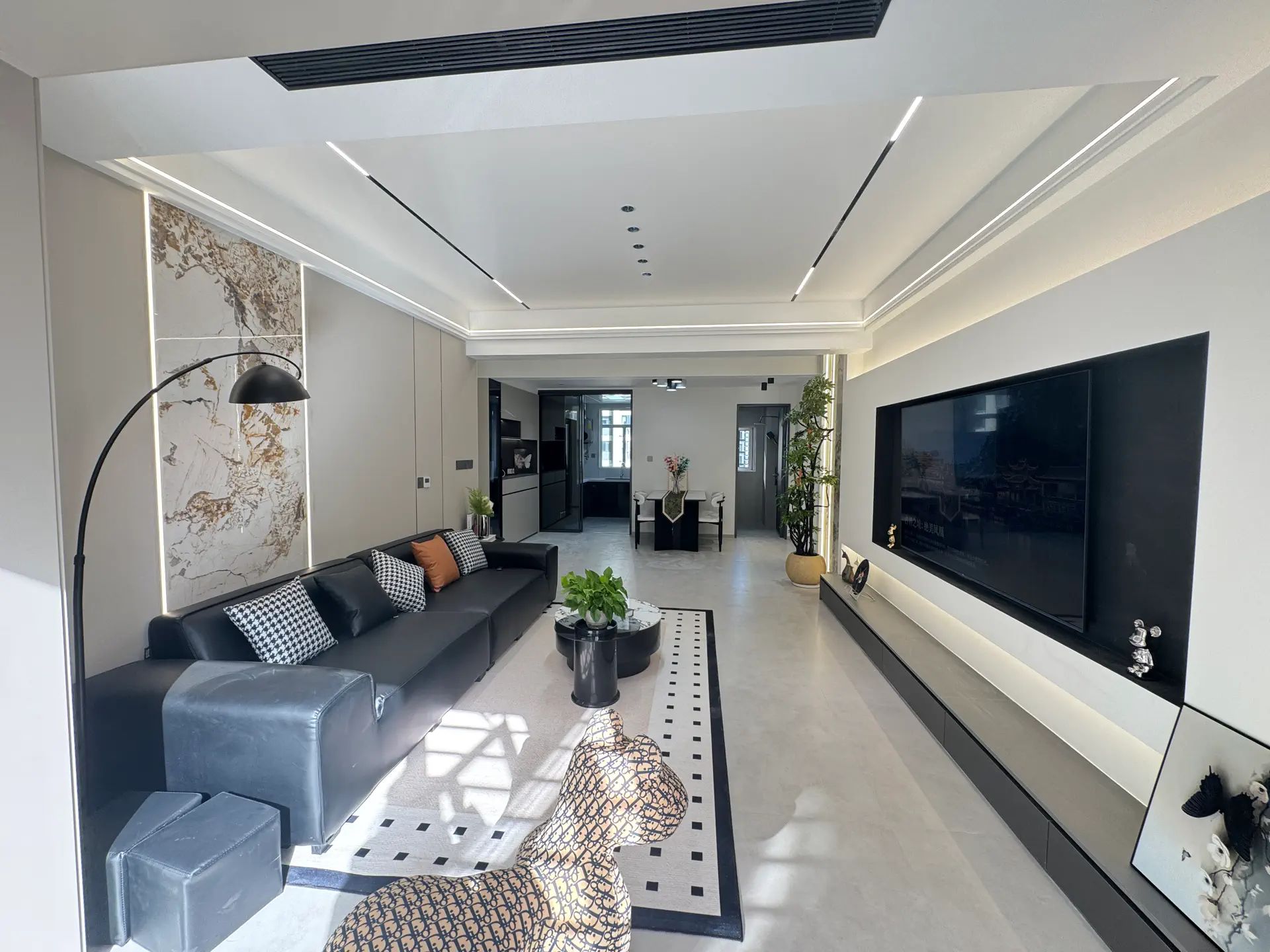 城西，风和日丽，精装四房，送一个地下车位，中间楼层，实小，仙桃三中，南北通透