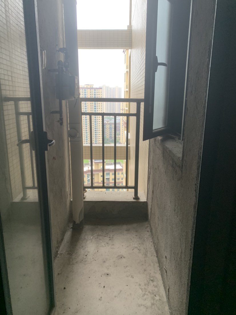 实验三小旁边，新城壹号2期，中上楼层，证满两年。