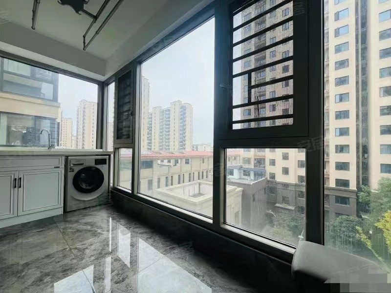 急售，​荣‮及怀‬第‬世家，精装三房，单价6500元，证满二，几乎全新，好楼层