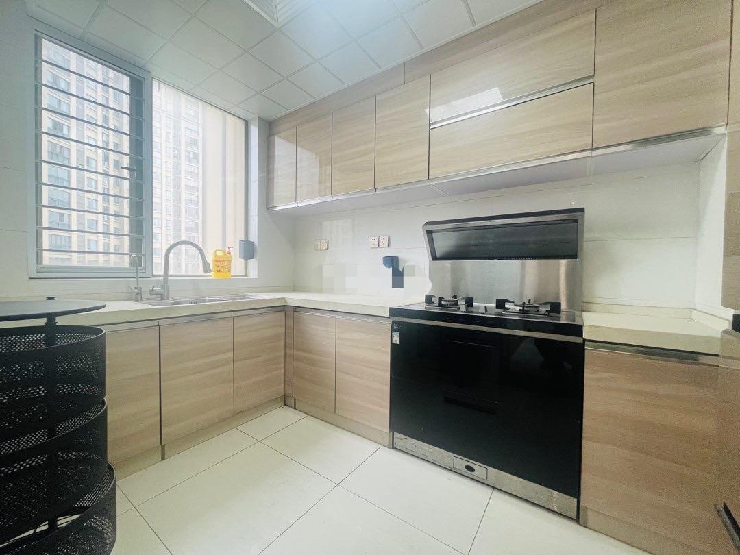 业主亏本出，城南沔阳。新三中旁，南北通透，双阳台，精装四房，证满二