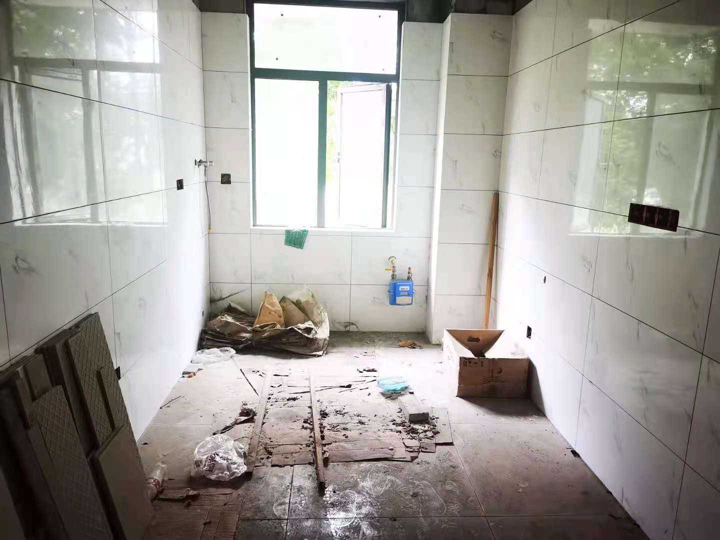 党校宿舍清水毛坯简单装修了哈有院子停车住起来又安静外观也新