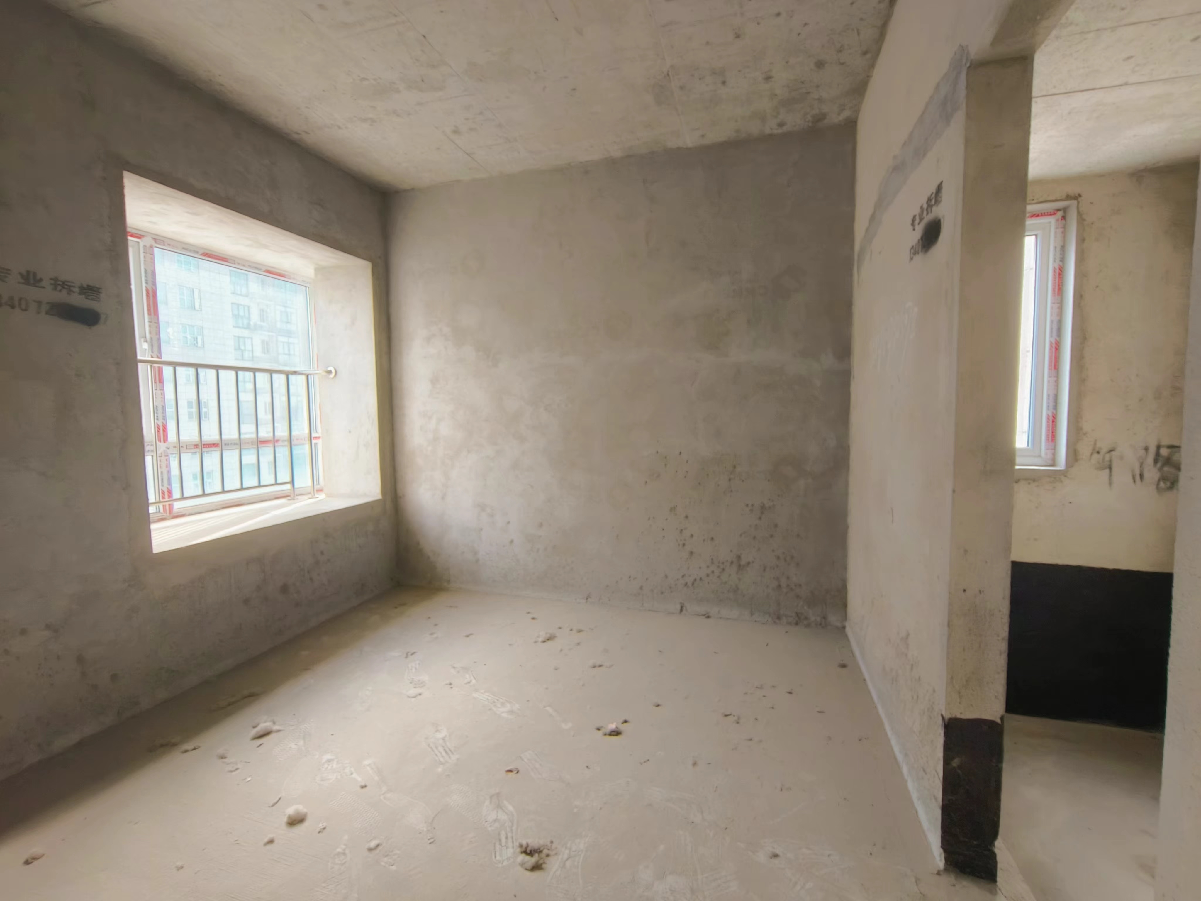 银湖城.毛坯三房.证件满二.看房方便