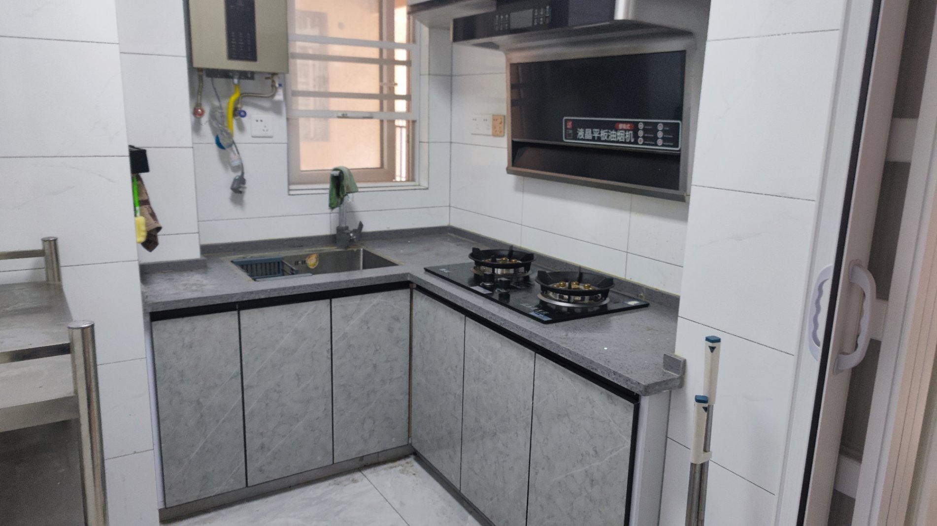 沔阳学府园2室2厅1卫全新精装修家具家电齐全优价出租！