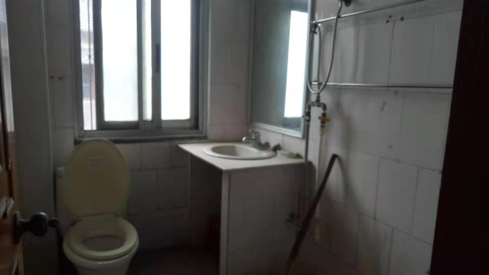 急卖！卫生小区中医院后体育广场武商近在 步梯好楼层三房朝南