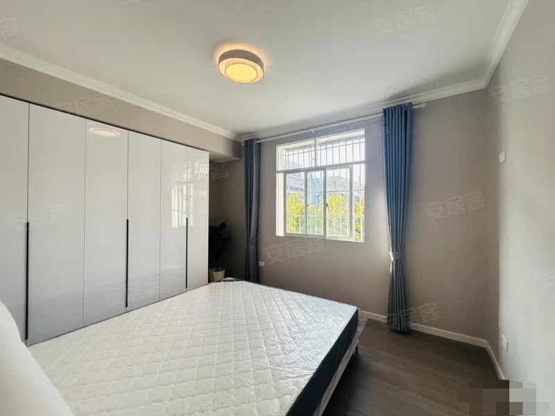 174，仙桃大洪小区，步梯三楼，全新装修。精装三房，采光好，拎包入住