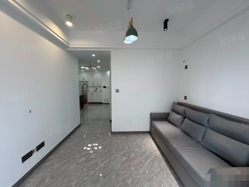 捡漏，比租房还便宜， 康湾一品，精装2房， 装修非常新，中间楼层，证满二，看中可谈