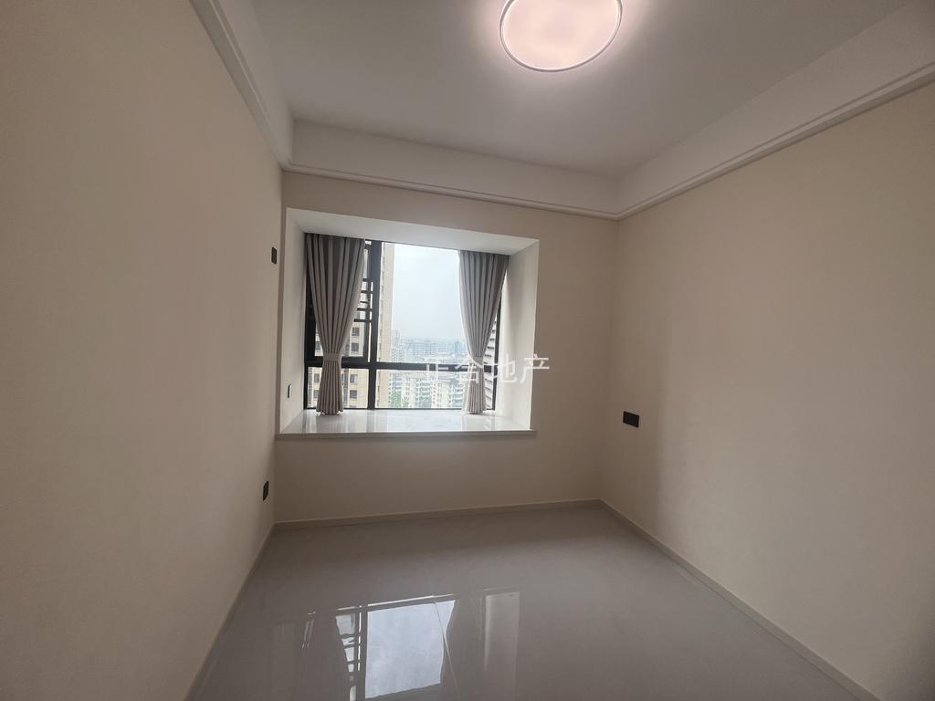 城南，御湖世家，精装三房二卫，电梯好楼层17楼，老证，证满二