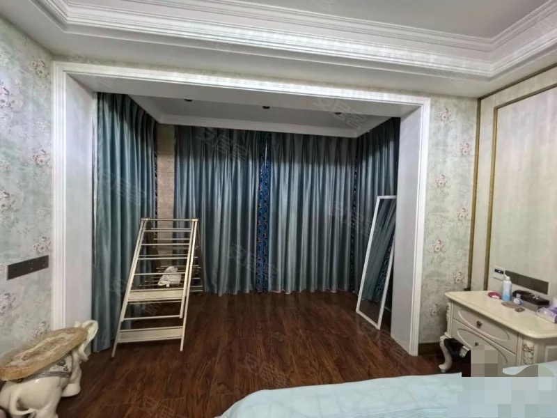 急售，新城壹号，欧式风格，装修花了百来万，精装四房，小区幼儿园xiao学都有，新二中，单价6000多