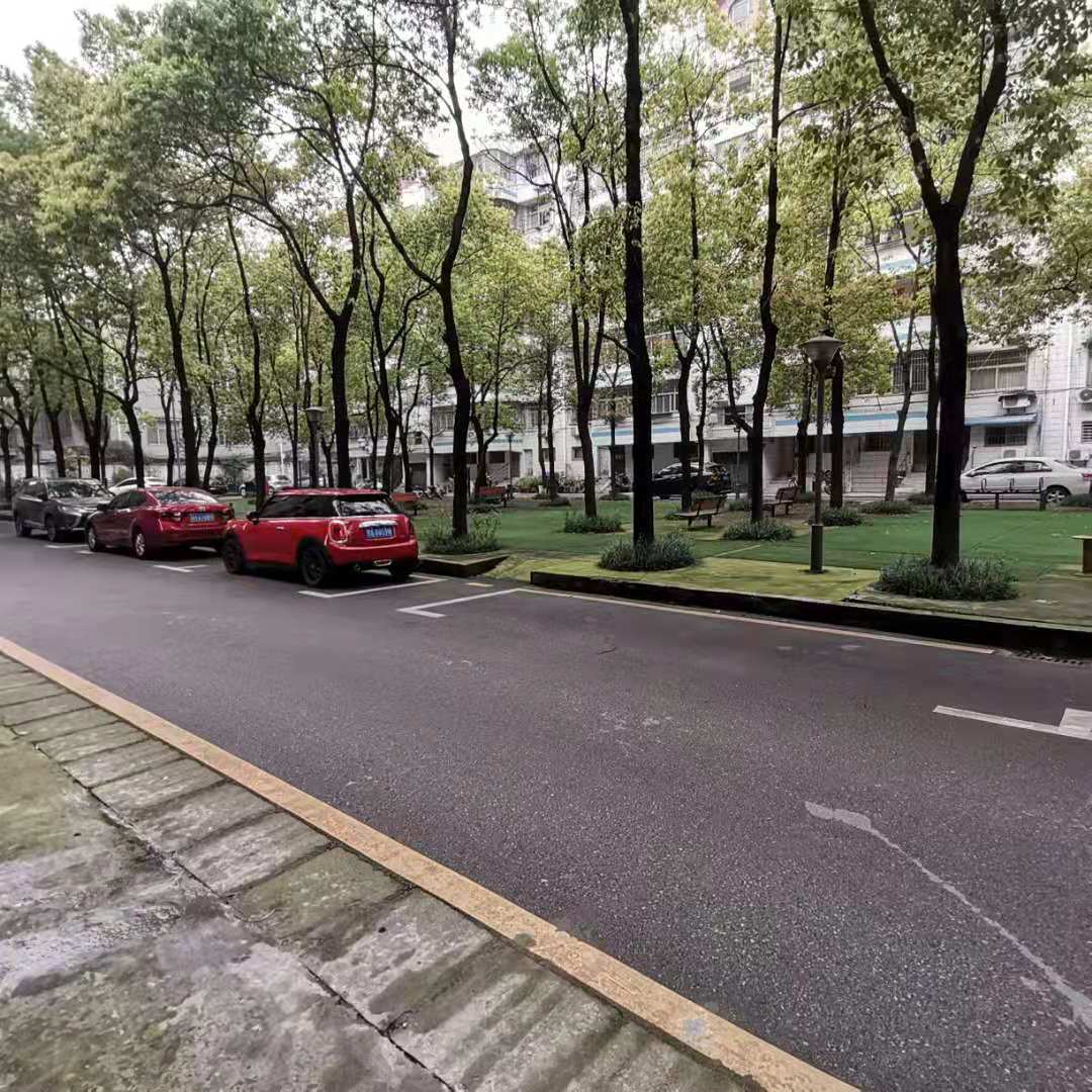 车站旁边财政局宿舍  小区好停车 非常方便！