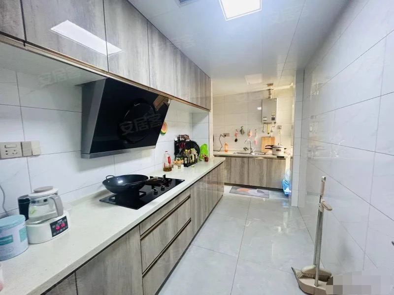 捡漏，新城壹号，电梯小洋房，7楼，总高11层​，精装小3房，装修99新，三开间朝南，证满二