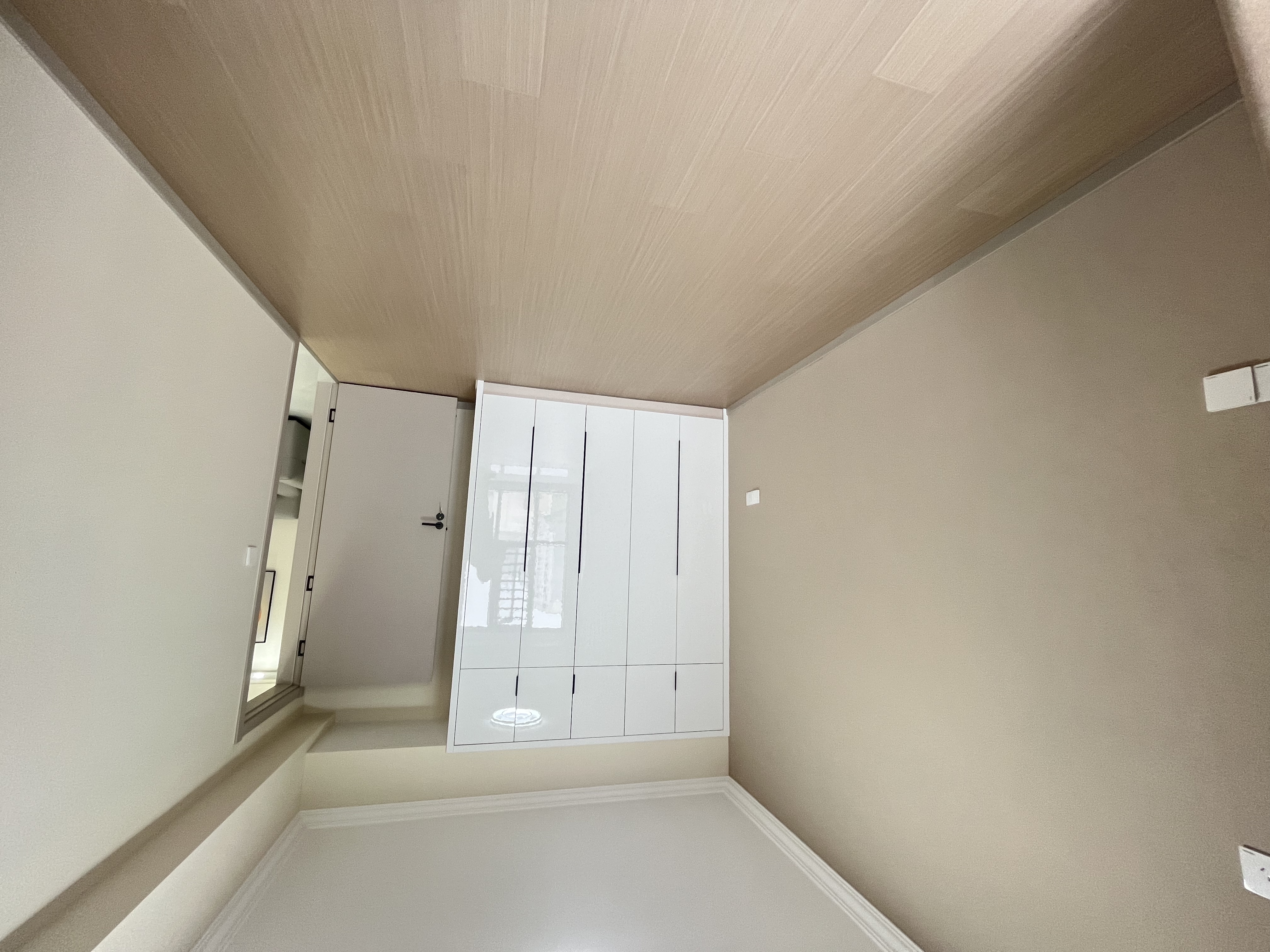 仙桃‮城商‬旁，全新装修3房​，三中，实验‮学小‬队口​，电梯11楼，手付1W带走