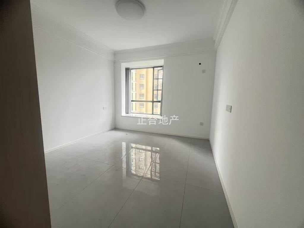 城南，新城壹号五期，一天未住，精装三房两卫，好楼层，三开间朝南