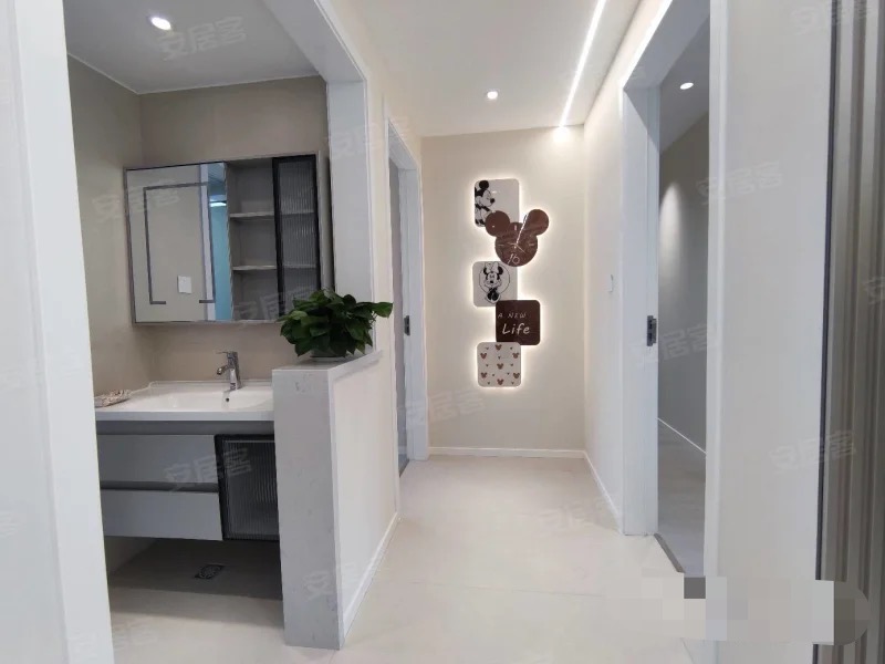 银湖城，全新装修，精装三房二卫，证件满二，单价5200，南北双阳台，中间楼层