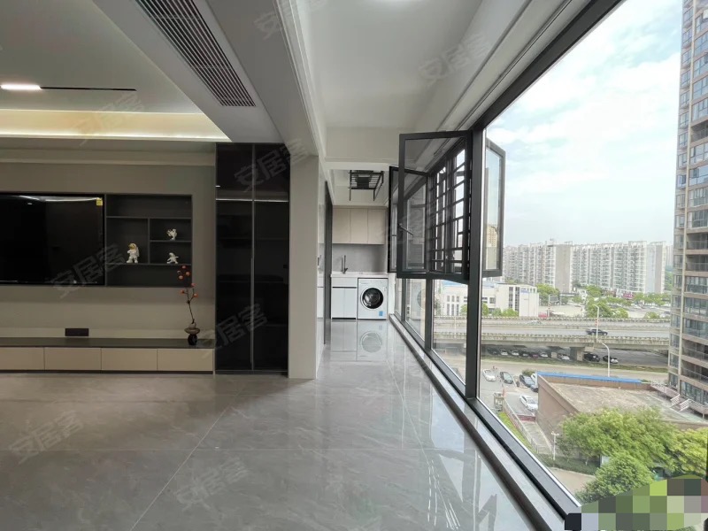 急售，吾悦旁，精装三房两卫，电梯8楼，朝阳xiao学元泰三中。一天未住