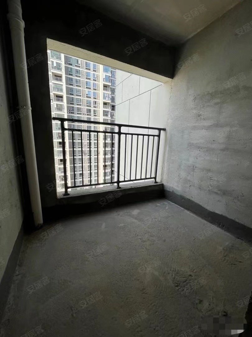 风和日丽，单价4800，毛坯急售，房子带一个入户花园，电梯好楼层，码上满二