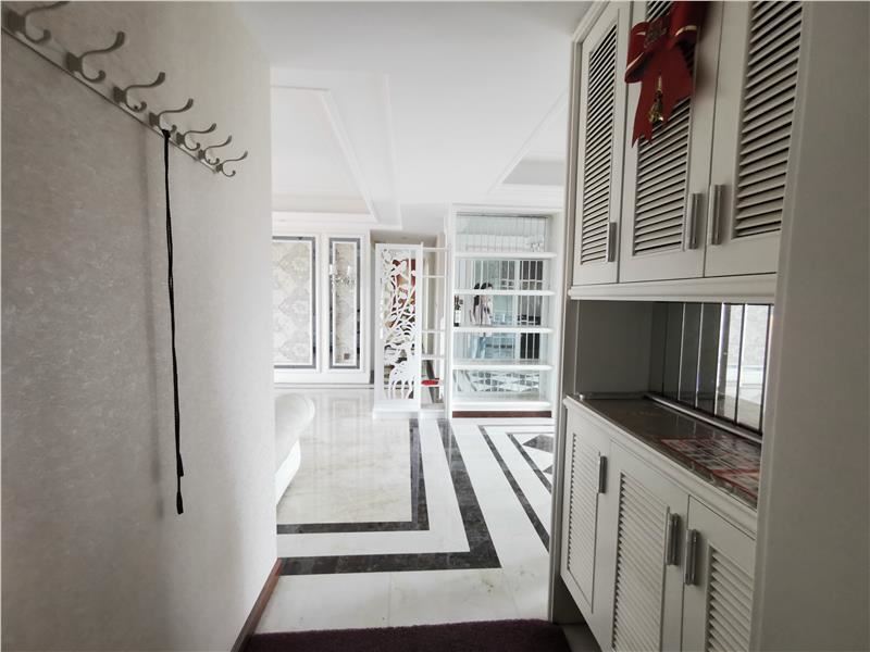 满庭春全屋订制精装修，湖景大四房只卖毛坯价，户型方正采光 