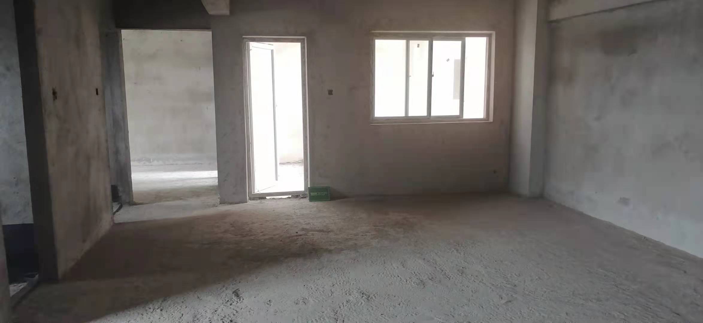 锦江国际毛坯三房电梯中间楼层诚心出售，有钥匙看房方便