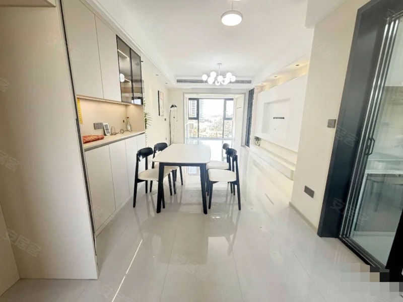 城东，次新小区，全新精装，三房两卫，边户，南北通透