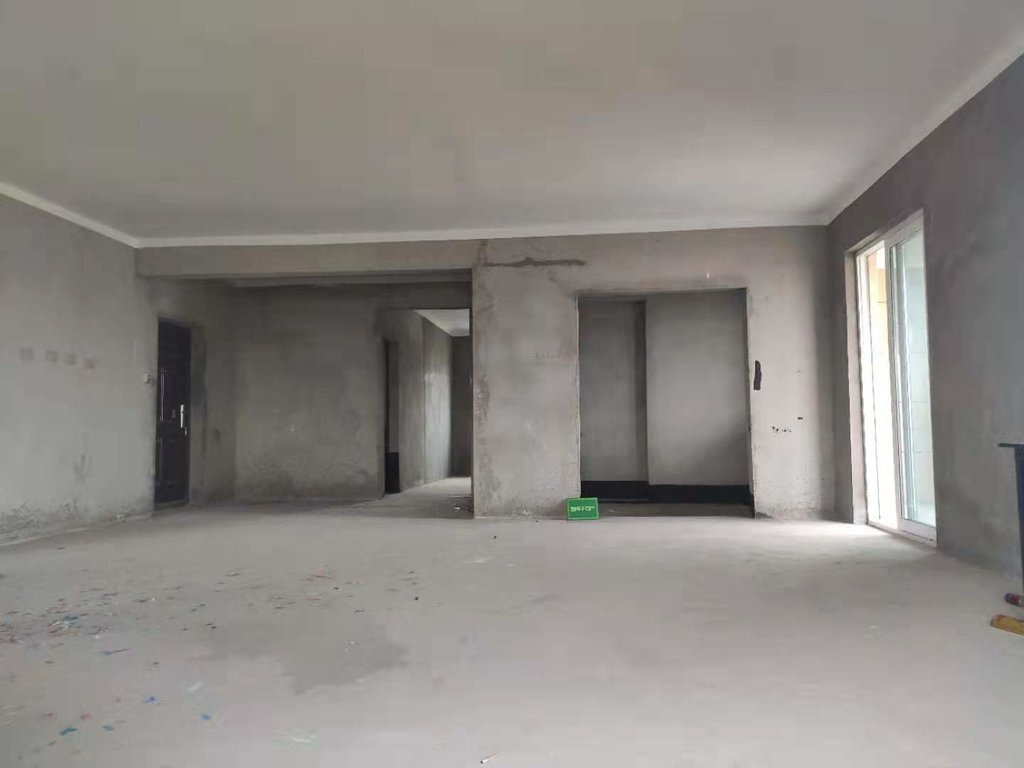 森林国际.毛坯大平层.中间楼层.看房方便