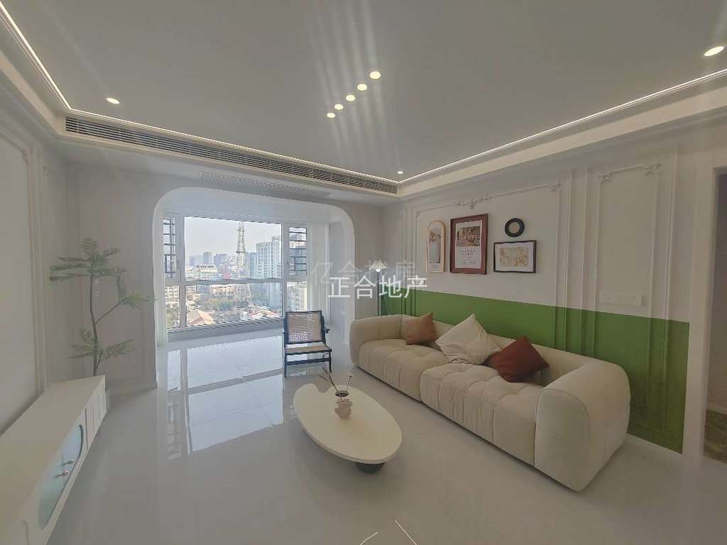 降价8万，​业主诚心出售，下楼就是商城大厦​，全新精装三房，电梯中层