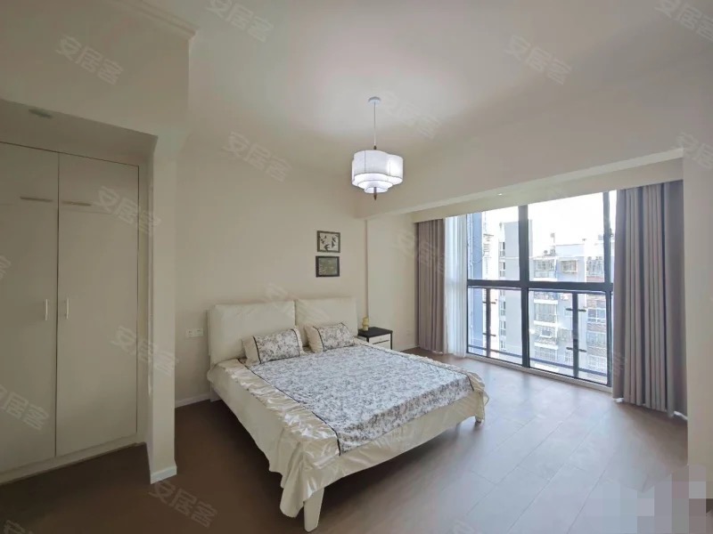 城南，吾悦广场旁，电梯小高层，好楼层11楼，东边，全新精装三房二卫，单价5300+，满二