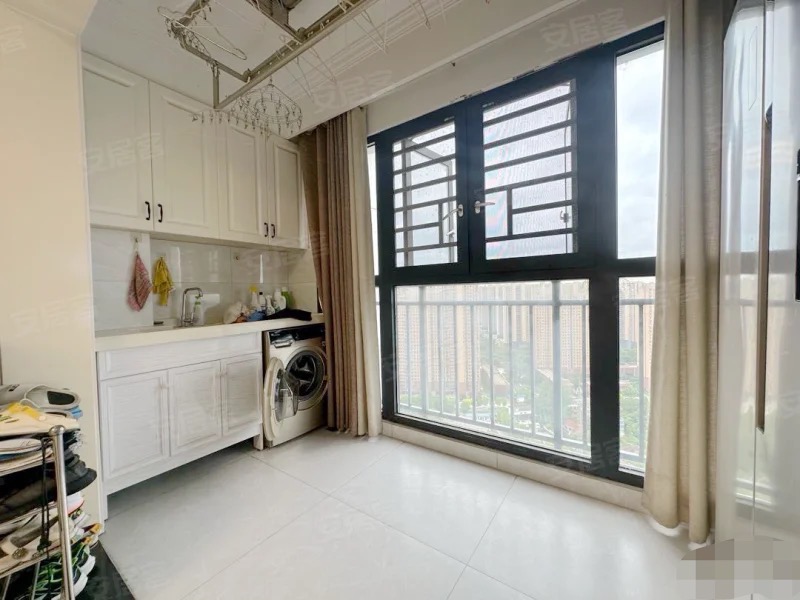 新妇幼对面，鸿昇现代城，精装四房，全屋品牌家具，南北通透，户型方正，采光好