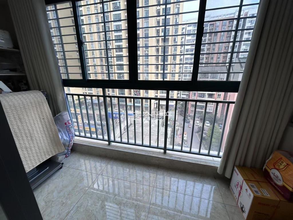 城南，亏本出售，新街，精装三房，成色新，电梯好楼层，证满二