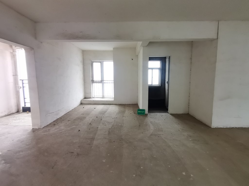 福星城，毛坯大三房，中高好楼层，城南好地段，单价5000！