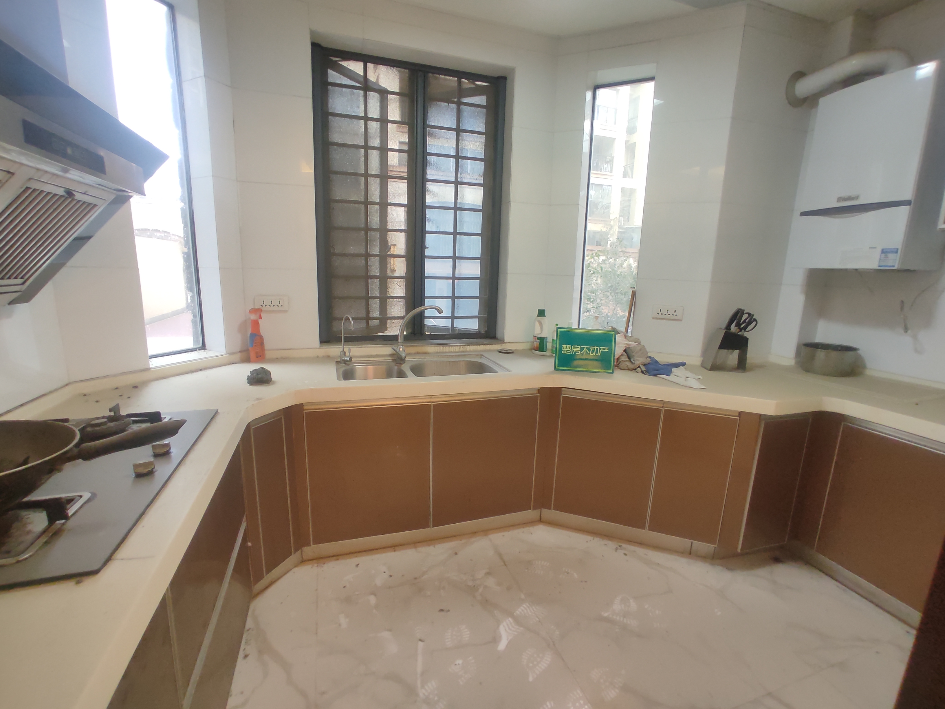 绿地华庭复式精装三房全屋带供暖带车库一区出售证件在手